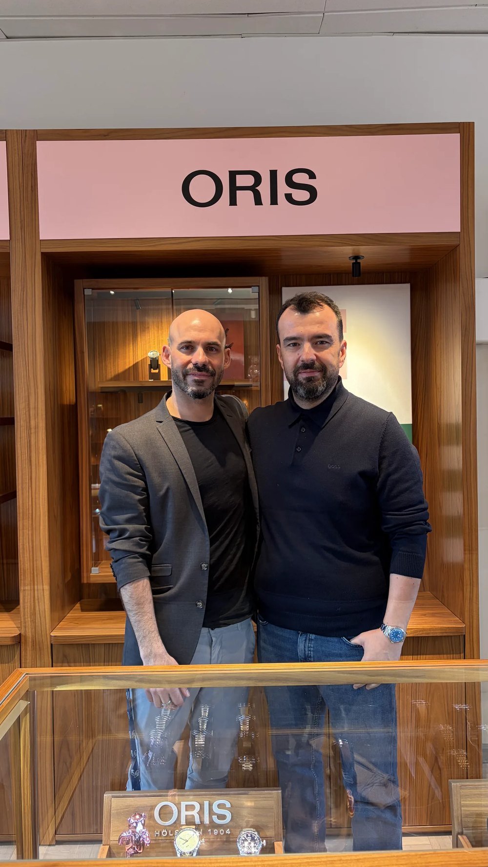 Oris mağazasında iki kişi