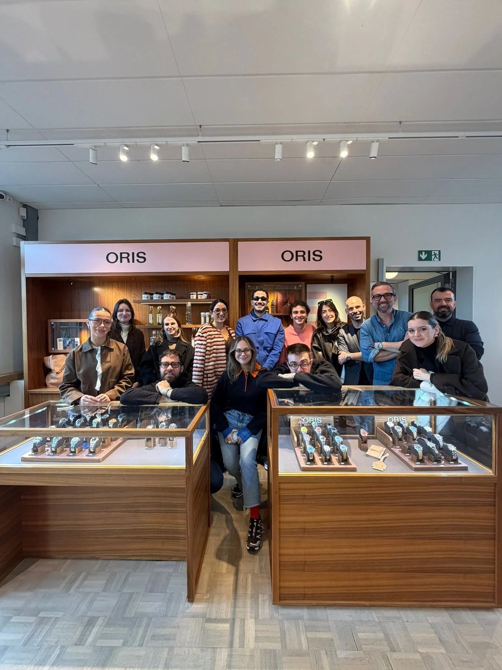 Oris mağazasında vitrinlerin arkasında toplu fotoğraf